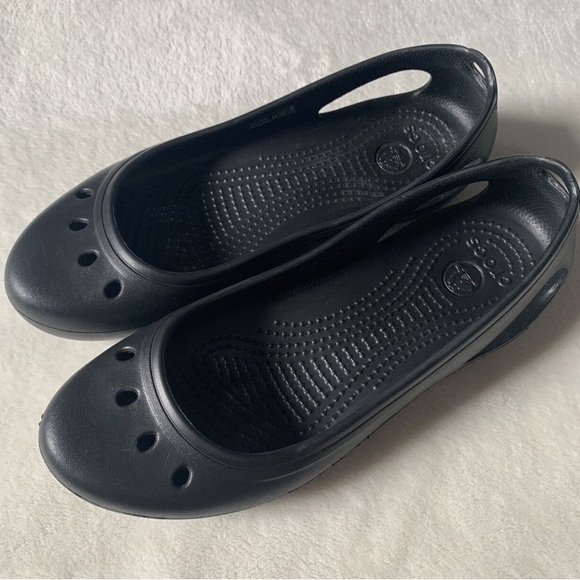 Crocs Women's Black Flats Size 7 - Picture 3 of 9
